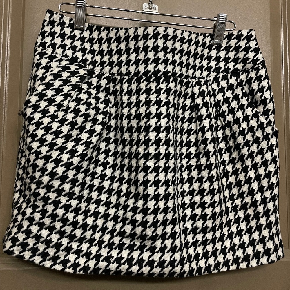 White and black Houndstooth skirt with pocketS